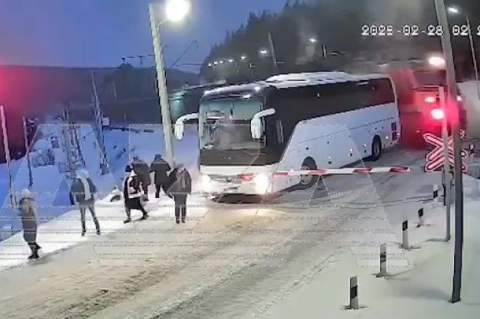Ilustračný obrázok k článku VIDEO, z ktorého naskakuje husia koža: Nákladný vlak minul autobus len o CENTIMETRE