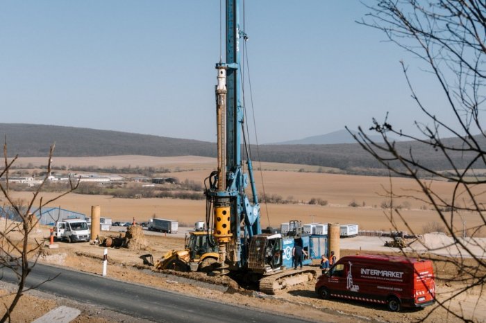 Ilustračný obrázok k článku Na ceste do obce ŽIRANY sa pracuje: Šoféri už mesiac využívajú DOČASNÚ komunikáciu