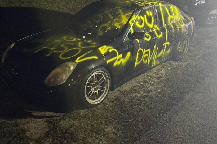 Ilustračný obrázok k článku KURIOZITA DŇA: Chcela sa pomstiť bývalému, namiesto jeho auta posprejovala SUSEDOVO