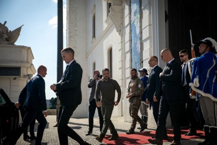 Ilustračný obrázok k článku Zelenskyj nie je schopný obliecť si OBLEK štátnika, vraví niekdajší šéf českej diplomacie