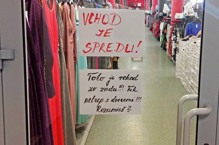 Ilustračný obrázok k článku Toto je vchod zozadu, ROZUMIEŠ?! Prešovský obchoďák baví zákazníkov VTIPNÝM oznamom