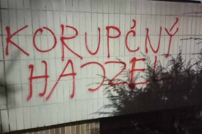 Ilustračný obrázok k článku Nemocnica sa stala terčom sprejera: Na fasáde RIADITEĽSTVA nechal nápisy KORUPČNÝ ha*zel
