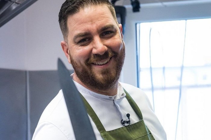 Ilustračný obrázok k článku Na obrazovkách uvidíme reláciu Na nože z RASLAVÍC: Kuchár Novák majiteľov nešetril