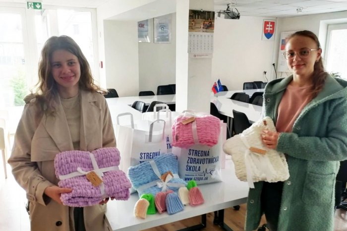 Ilustračný obrázok k článku Pomoc študentiek prešovskej nemocnici: Uháčkovali prikrývky a čiapky pre predčasniatka