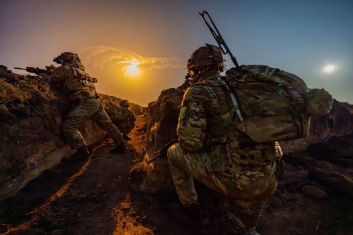 Ilustračný obrázok k článku Britský generál vyzval na zavedenie POVINNÝCH odvodov! Musíme ľudí pripraviť na VOJNU, vraví