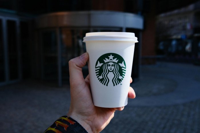 Ilustračný obrázok k článku Michaelovi sa do rozkroku vylial horúci nápoj: Starbucks mu musí zaplatiť DESIATKY miliónov!