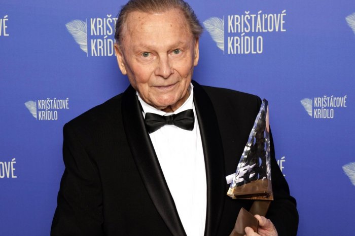 Ilustračný obrázok k článku Exprezident Schuster má Krištáľové krídlo: Keď sa šťastie unaví, sadne si aj na vola, vraví