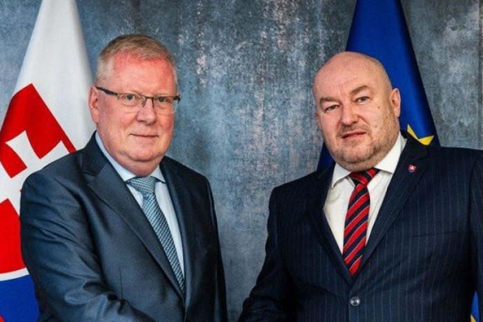 Ilustračný obrázok k článku Trafika, kšefty a HANBA: Rudolf Huliak otvára dvere ruskému veľvyslancovi, reaguje PS