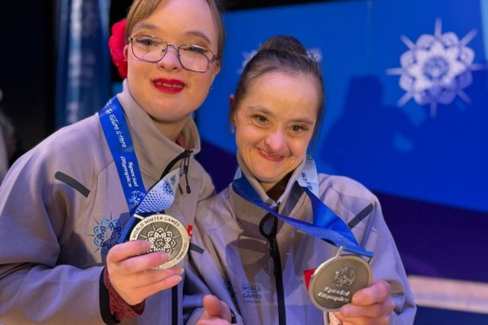 Ilustračný obrázok k článku Dve STRIEBRA idú do Nitry! Arabesky Laura a Gizka USPELI na Svetových zimných hrách