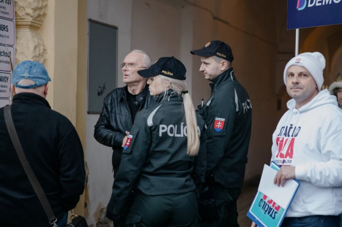 Ilustračný obrázok k článku Smer v Prešove organizoval oslavu MDŽ: Pred PKO v tom čase zbierali podpisy za referendum