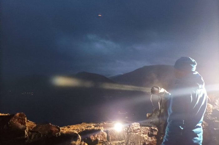 Ilustračný obrázok k článku Ani DÁŽĎ nadšencov neodradil: Svetelnými signálmi prepojili slovenské HRADY, FOTO