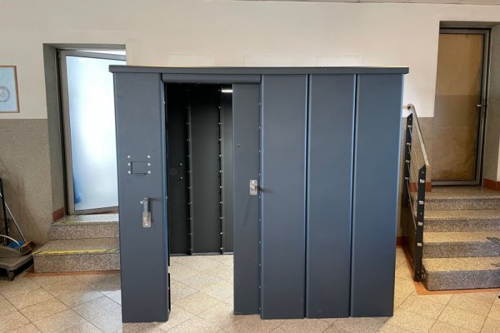 Ilustračný obrázok k článku Okrem potravín ponúkajú niektoré reťazce aj novinky: Domáci BUNKER či nepriestrelnú vestu!