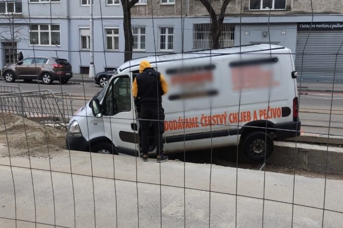 Ilustračný obrázok k článku KURIÓZNA nehoda: Ranný rozvoz pečiva skončil v JAME na ceste