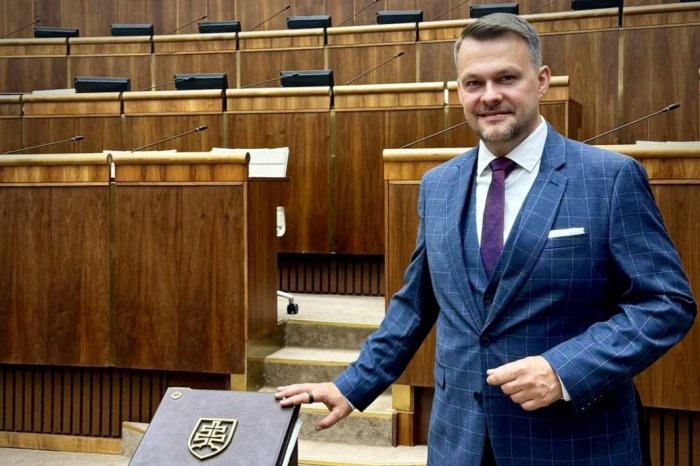 Ilustračný obrázok k článku Politická ZMENA: Rebelujúci poslanec vyhodený z Hlasu sa stane novým ministrom investícií!