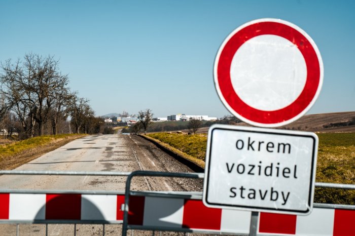 Ilustračný obrázok k článku Vodičov UPOZORNILI na práce na cestách: Budú sa OPRAVOVAŤ aj ČISTIŤ, poznačte si MIESTA