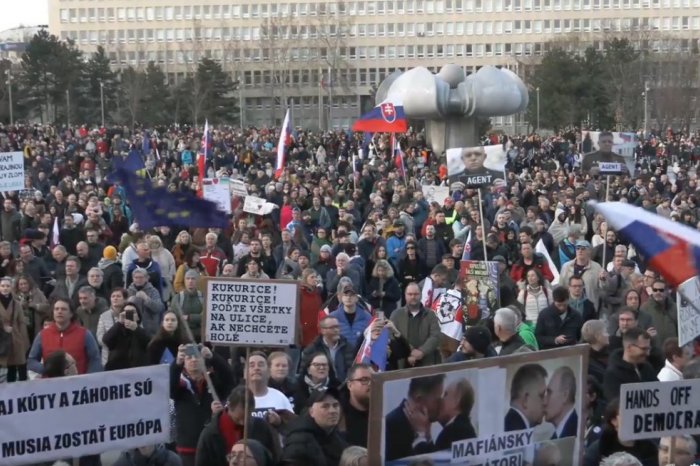 Ilustračný obrázok k článku Slovensko je Európa: Námestia zaplnili TISÍCE ľudí, protesty budú pokračovať