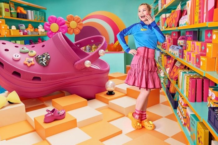 Ilustračný obrázok k článku Vylepšené „plasťáky“ sú horúcim trendom: Nenávidené aj milované topánky sú späť!