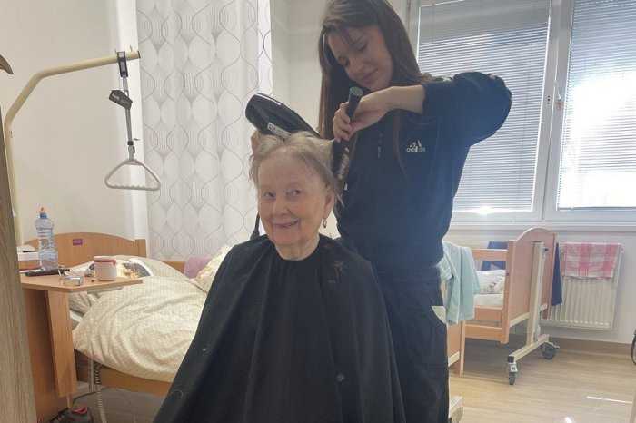 Ilustračný obrázok k článku Dočkali sa prekvapenia: Seniorky čakalo v košickom zariadení SKRÁŠĽOVACIE popoludnie