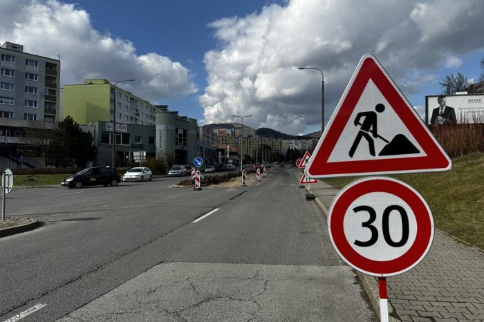 Ilustračný obrázok k článku Sásovskú štvorprúdovku ROZŠIRUJÚ: Pribudnú PARKOVACIE miesta aj bezpečný CYKLOPRUH, FOTO