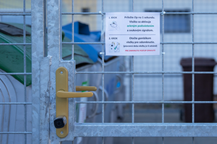 Ilustračný obrázok k článku Po Prešove budú pribúdať ďalšie klietkové stojiská: Ich výrobu zabezpečujú väzni