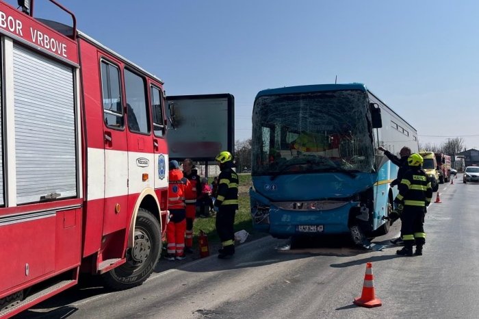 Ilustračný obrázok k článku Autobus NARAZIL do zadnej časti kamióna! ZRANILO sa jedenásť ľudí