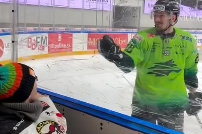 Ilustračný obrázok k článku Hokejové GESTO si získalo srdcia ľudí: Súper nie je nepriateľom, dokazuje dojemné VIDEO