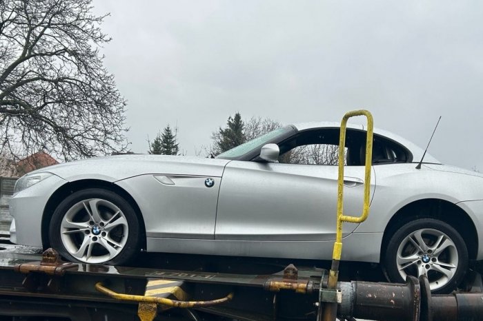 Ilustračný obrázok k článku Policajti vyšetrujú KURIÓZNY prípad! BMW našli zaparkované na... To sa AKO podarilo?