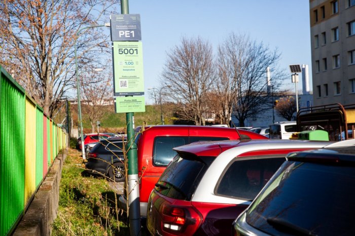 Ilustračný obrázok k článku Za NESPRÁVNE parkovanie si môžete na aute nájsť nálepku: Viete, ČO ktorá farba znamená?