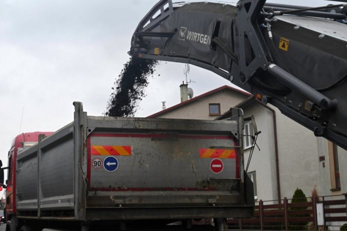 Ilustračný obrázok k článku Premávku presmerujú do jedného pruhu: Pokračujú práce na ceste vo Vernári