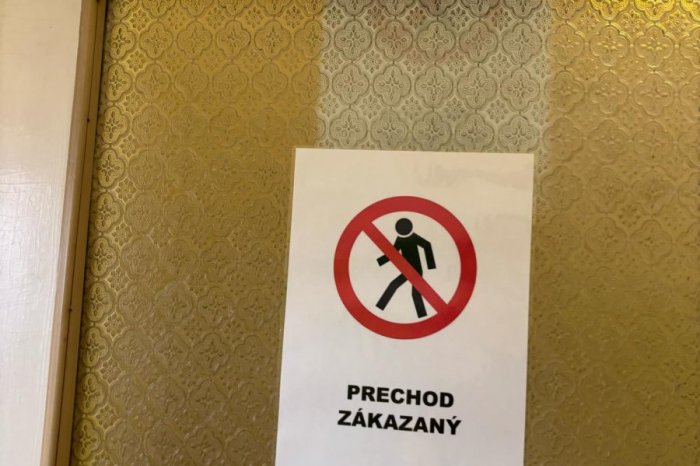 Ilustračný obrázok k článku Východniarov baví oznam na dverách v škôlke: Tak je to dovolené, či nie?!