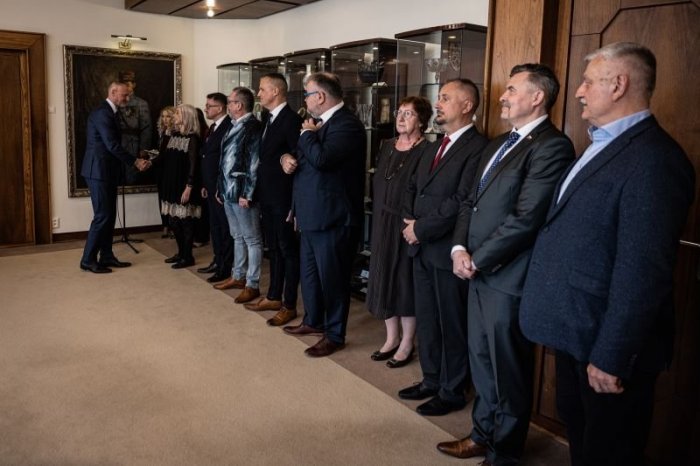 Ilustračný obrázok k článku Rade STVR bude predsedať Jozef Krošlák, bývalý Mečiarov hovorca. Podpredsedom je Lukáš Machala