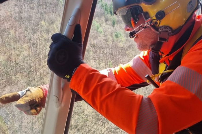 Ilustračný obrázok k článku DRAMATICKÁ záchrana, vyžiadaný bol URGENTNÝ let vrtuľníka: Mladíka ZAVALIL strom, FOTO