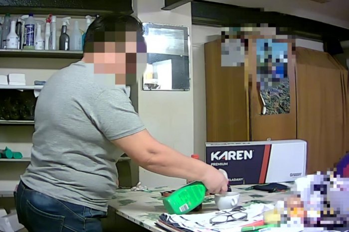 Ilustračný obrázok k článku Skrytá kamera odhalila OHAVNÝ čin: Upratovačka nalievala kolegyni do nápojov CHEMIKÁLIE