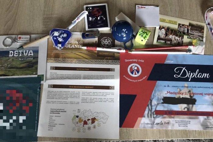 Ilustračný obrázok k článku SÚŤAŽ so ŠOKUJÚCOU bodkou: Žiaci VYHRALI reklamné predmety politických strán