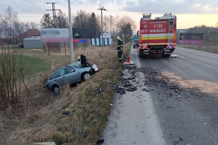 Ilustračný obrázok k článku Čelná zrážka áut si vyžiadala život: Mladá vodička prešla do protismeru, vodič neprežil