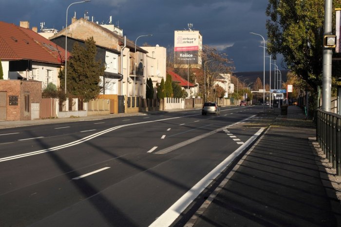 Ilustračný obrázok k článku Na Watsonovej je NOVÝ asfalt: Napriek tomu tam dopravu OBMEDZÍ opravovanie nerovností