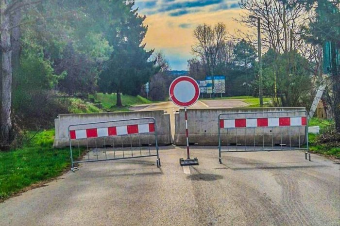 Ilustračný obrázok k článku Opatrenia kvôli slintačke v Košickom kraji: Hraničné priechody majú teraz BETÓNOVÉ zábrany