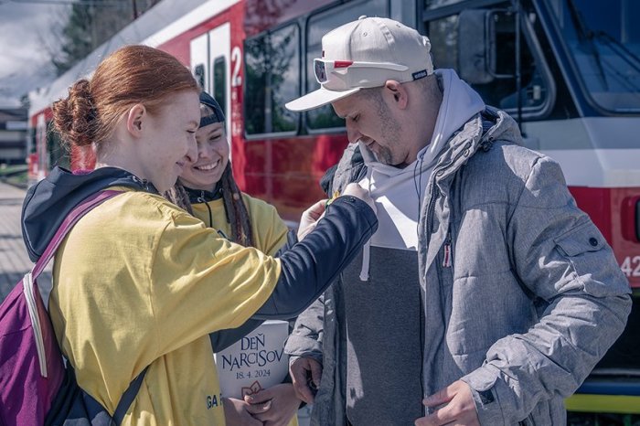 Ilustračný obrázok k článku Do ulíc vyjdú študenti popradskej školy: Deň narcisov bude prebiehať aj vo vlakoch