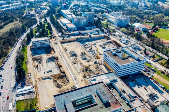 Ilustračný obrázok k článku NOVÁ nemocnica pomaly rastie: AKTUÁLNE zábery zo staveniska hovoria za všetko, FOTO