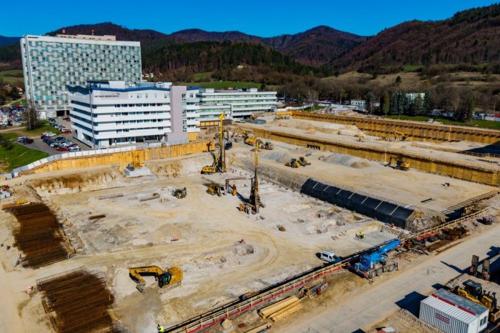 Ilustračný obrázok k článku Nemocnica má byť DOSTUPNEJŠIA: Začína sa prevádzka ZÁCHYTNÝCH parkovísk a nielen to