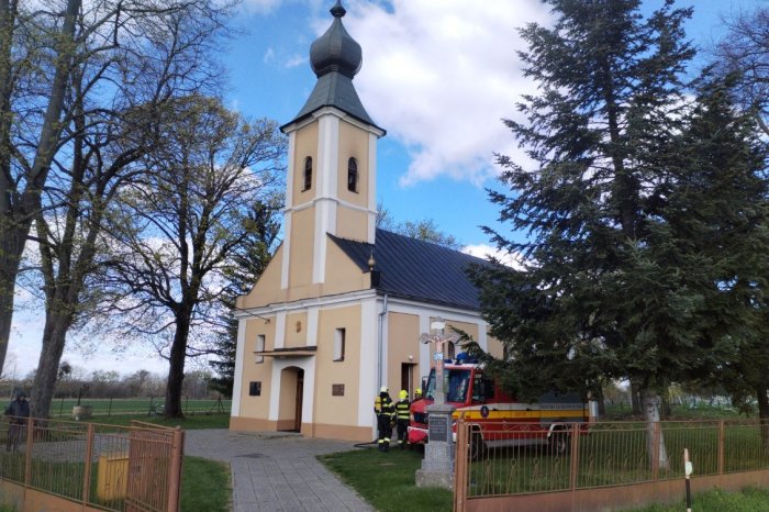 Ilustračný obrázok k článku Vo Vysokej nad Uhom vyčíňal oheň: Hasiči sú v pohotovosti kvôli požiaru v kostolnej veži