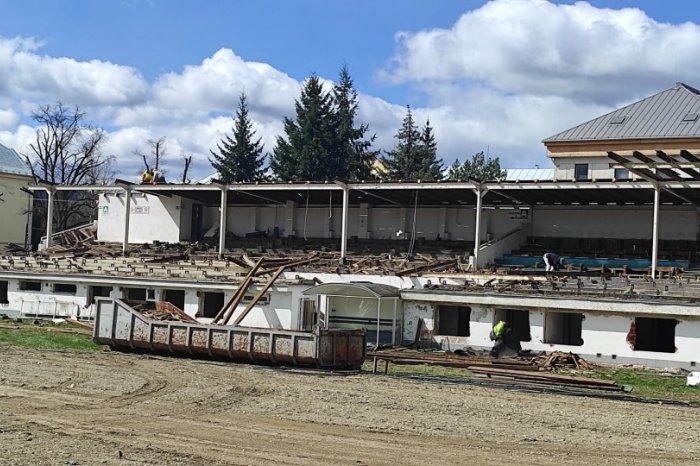 Ilustračný obrázok k článku KONEČNE! Búracie práce starej tribúny prešovského štadióna už aj REÁLNE vidno