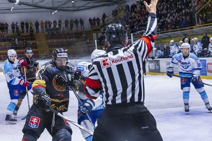 Ilustračný obrázok k článku Polícia na HOKEJI v Topoľčanoch! Traja diváci nezvládli EMÓCIE