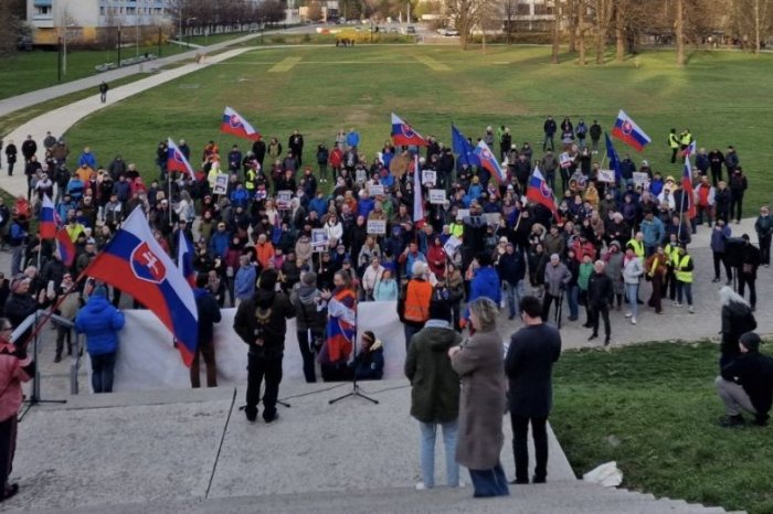 Ilustračný obrázok k článku Ako dopadol PROTESTNÝ pochod v krajskom meste? Do ulíc vyšlo niekoľko STOVIEK ľudí, VIDEO