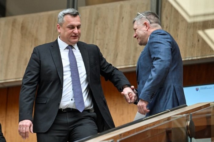 Ilustračný obrázok k článku KTORÝ politik chodí podgurážený do práce? Parlament bude rokovať o ZÁKAZE alkoholu