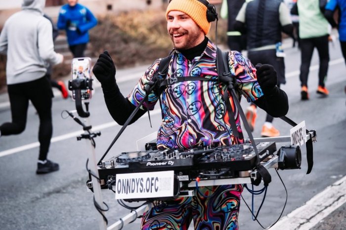 Ilustračný obrázok k článku To je NÁPAD! Prešovský dídžej rozdáva dobrú náladu a radosť pouličnými vystúpeniami