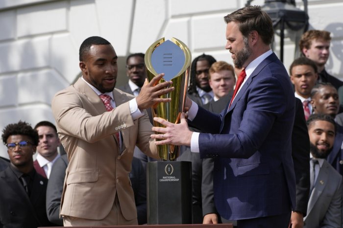 Ilustračný obrázok k článku TRAPAS v Bielom dome! Viceprezident ROZBIL trofej víťazného tímu, VIDEO