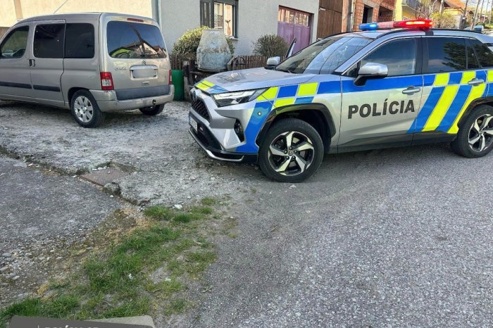 Ilustračný obrázok k článku So sklenenou fľašou na dôležitý orgán: Agresívna Popradčanka v meste zaútočila na muža