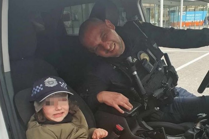 Ilustračný obrázok k článku Krásne GESTO policajta Pavla: Synovi splnil jeho malý veľký SEN, ďakuje Zuzana