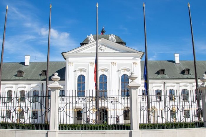 Ilustračný obrázok k článku Minister vnútra rozhodol o vykonaní pietnej spomienky: Vlajky SR budú spustené do pol žrde